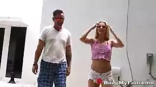 حمام ما بعد السباحة يؤدي إلى جنس إباحي مكثف