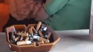 استمناء صغيرة في الطبيعة: كسي يفرغ سائلاً تحت السماء