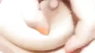 أحلى جسم عربي أبيض حليب لفتاة بكر تلعب في احلى بزاز ناعمة طرية في سريرها