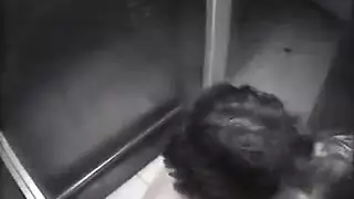 علاقة في المصعد تتحول للوحشية: وضعية الكلب القوية واللعب بالثدي