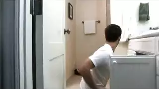 عاهرة لاتينية شابة تتعرض لضرب شرجي قاس تحت الدش