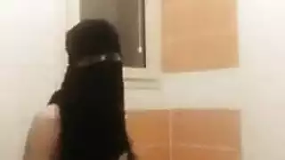 بنات عربيات محجبات ساخنة يتم تناولهن بقوة في فيلم إباحي صريح