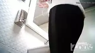 كاميرا تجسس تلتقط الفتاة تتبول وهي تتباهى بكسيها المبلول وفتحتها الضيقة