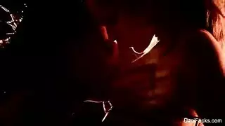 ٧ سكس جماعي قاسي: قضيب غليظ ضخم ينيك عاهرتين