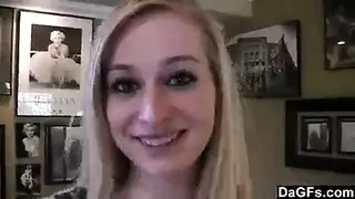 شقراء رائعة على وشك إشعال زنزانة السجن بشفتيها ، للحصول على مارس الجنس من الجانبين