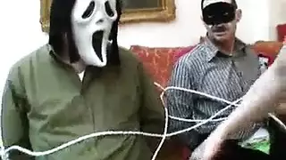 الأم تمارس رياضة اليوقا أمام ابنها