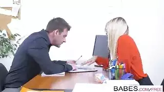 السكرتيرة تأخذ عضو رئيسها لتحافظ على وظيفتها