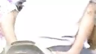 فتاة دراجة نارية تتعرض للضرب في العراء إكس إكس إكس