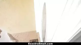 شقراء مراهقة تتعرض لضرب مكثف في فيلم أجنبي إباحي