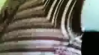 فتاة محجبة شابة تستفز حفرة ضيقة ثم تأخذ قضيباً كبيراً