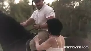 سكس في المزرعة مروضة الأحصنة تركب على الفحل مفتول العضلات