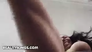 التعري في الأماكن العامة يؤدي إلى مص قاسي في السوبرماركت