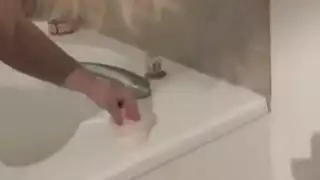 فيلم إباحي ثلاثي: شقراء كبيرة وسمراء مجعدة تشاركان قضيبًا واحدًا