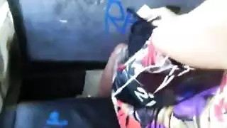 انتصاب علني: استمناء في الحافلة وفرك على مؤخرتها المستديرة