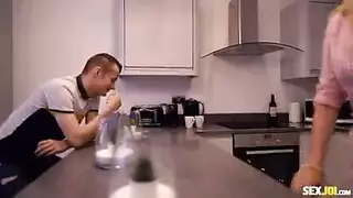 تتناك من صديق ابنها في الفندق