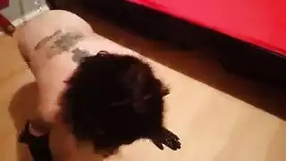 هي تريد ذلك القضيب عميقًا في قطّتها الرطبة