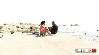 ثدييها الجميلين يستحقان أن يتم لمسهما بشكل جميل