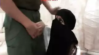 مص محجبة شهواني: فمها يدفعني للجنون، أغرق شفتيها