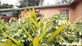 لولو اليائسة تمارس الجنس مع اثنين من المتمردين في ثكنات عسكرية