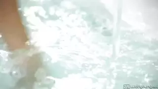 سحاق مثير في الحمام مع مؤخرة كبيرة و أثداء