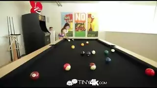 مؤخرة لاتينية منحنية تتعرض لإيلاج عميق