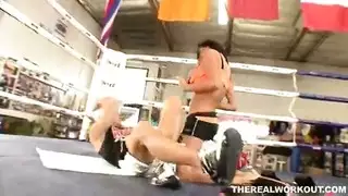 يتحرش بها من فوق ملابس