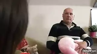 ينك صديقته الشقراء اللشابه