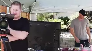 الملهوة تترك التدليك وتنخرط في جلسة جماع صريحة مع زبونها