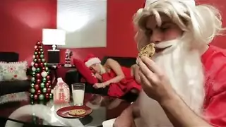 عاهرة شقراء تركب قضيب حيوان بينما يضرب صديقها نقطة الإثارة لديها