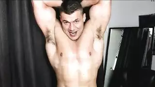 شاب مثير يأخذ اختراق مهبلي وشرجي مزدوج