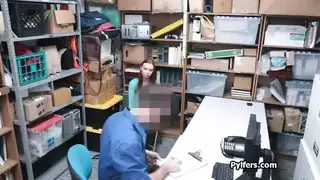 ‫حصري xxx: جنس على الأريكة مع الجميلة ذات العيون الزرقاء ميلوني‬