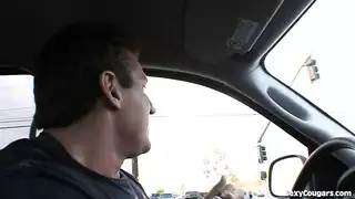 عاهرة ناضجة مزيفة تتوسل لقضيب شاب لانتهاك ثقوبها