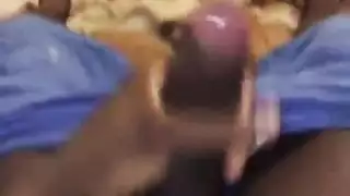 الرجل الأسود يخدم القضيب الصلب لصديقه