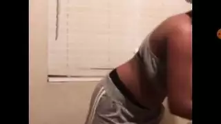 مثير ، الأبنوس في سن المراهقة هو استمناء مع هزاز بينما وجود العربدة غريب في مكان ما القذرة