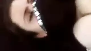 عربية ترتدي النقاب تتعرض لضربات قوية من عامل