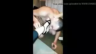 خيال جنسي مزدوج شاب مثلي يخدم قدمين صديقتين