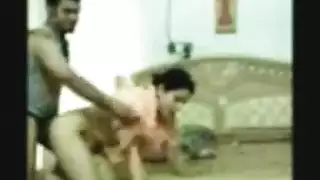 ربة منزل مثيرة تُنكح من الخلف في مشهد إباحي