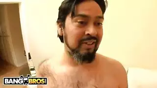 عمال الصيانة ينككون ثلاث كلابات مستعدات في جلسة جنس جماعي قذرة