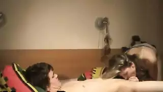 الشقراء المثيرة تُنكح بوضعية الكلب حتى تصرخ من المتعة