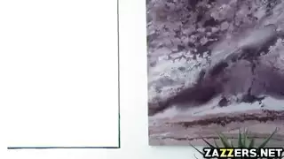 إباحي عنيف: قضيب كبير يملأ فرج الزوجة الصغيرة الضيق