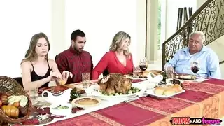 العشاء جاهز: مهبلان وفحل محظوظ