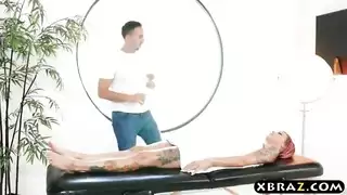 وشوم الشقراء الناشبة تلعق قبل وضعية الكلب الجنسية الصعبة