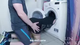 عاهرة ناضجة تركع لخدمة قضيب ابن زوجها الصلب