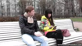 بنت تنام مع شب متعرفوش