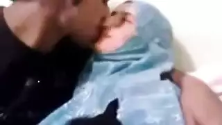 خيانة محجبة: تريد رجلاً، وليس صبياً