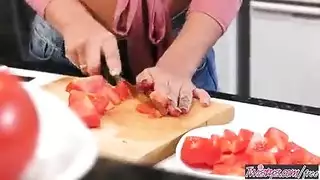 جنس سريع في المطبخ: المزاح يتحول إلى جنس شرجي عنيف