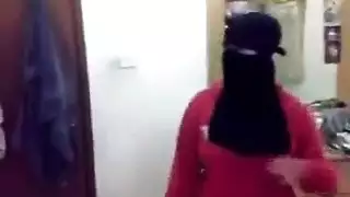 خيال محجبة شرجي: رقصة تعري تؤدي إلى وضعية الكلب الإباحية