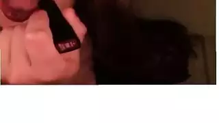 راقصة صغيرة تثير مهبلها حتى يصير مبللاً