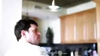 فيلم إباحي: رجل أوروبي يمارس الجنس بقوة مع نجم إباحي آسيوي