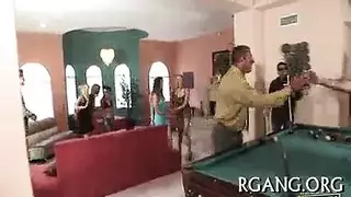 عاهرات مراهقات من الخارج في علاقة جنسية جماعية صريحة